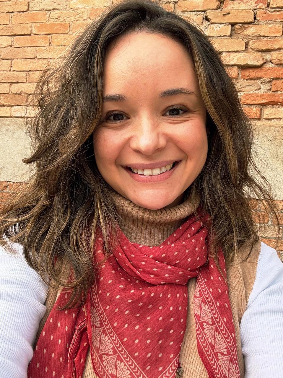 Retrato de Camila Martins, sorrindo.