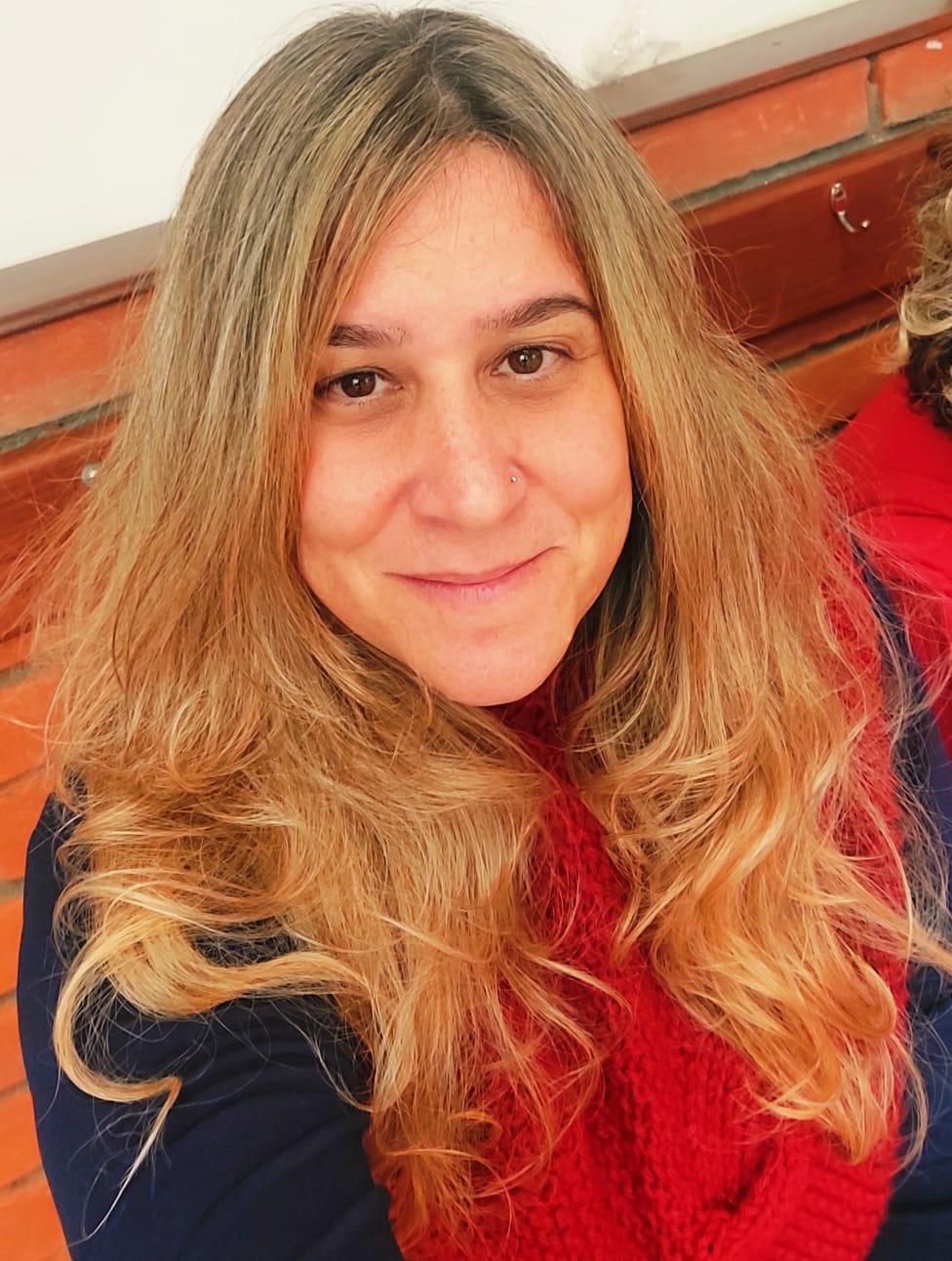 Retrato de Paula Teixeira, sorrindo.