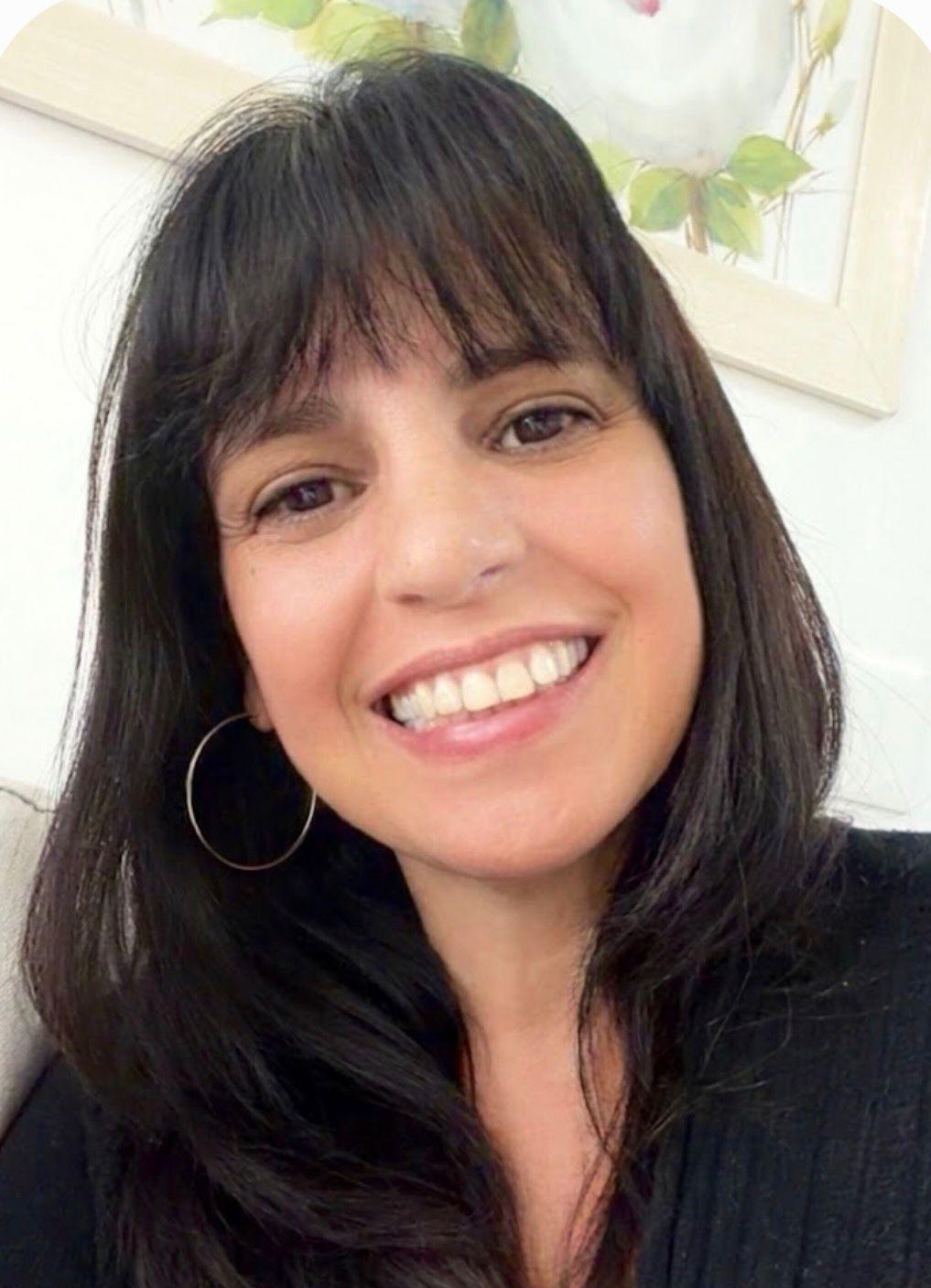 Retrato de Rosane Brito, sorrindo.